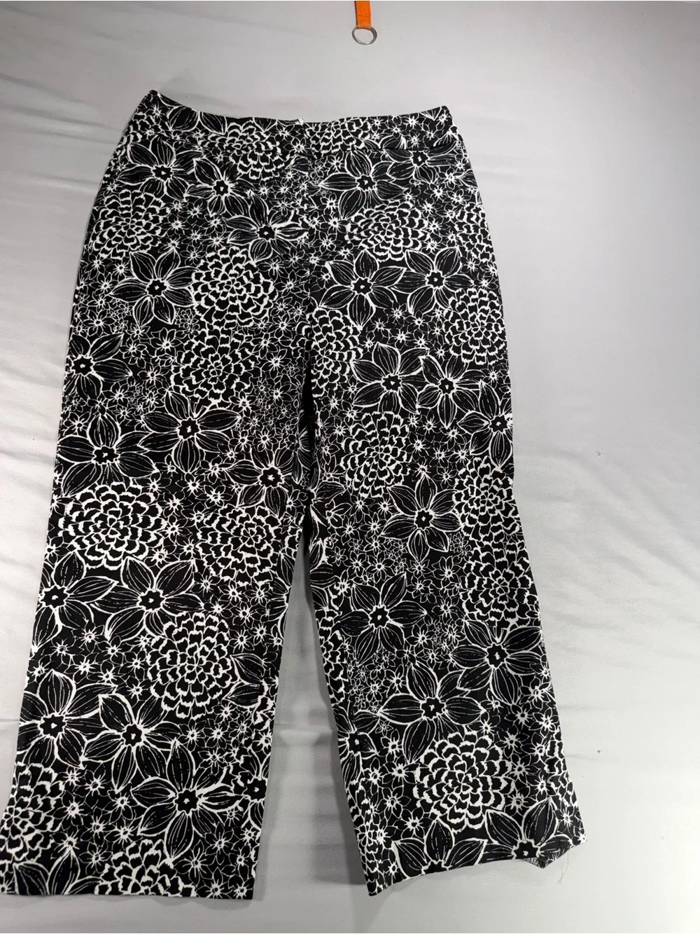 Croft & Barrow Size 10 Black White Floral Stretch Capri Crop Pants Casual # 974